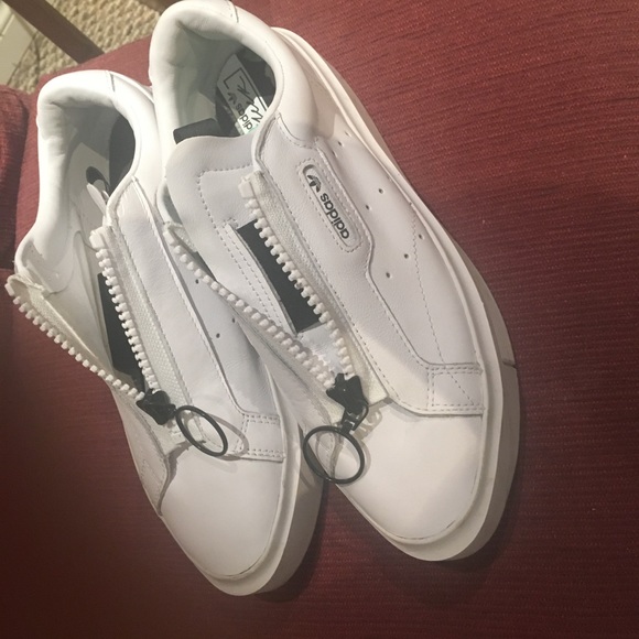 Adidas shoes size 9 - Picture 2 of 2